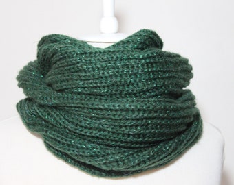 Gifts for her, Chunky Knit infinity scarf in Green color, Warm and Soft  Women Scarf,  Unique Gifts