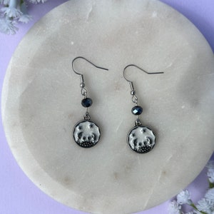 Perlmutt Emaille Krebs Sternzeichen Sterling Silber Ohrringe mit dunkelblauen Perlen | Niedlicher Geburts-Monat-Schmuck