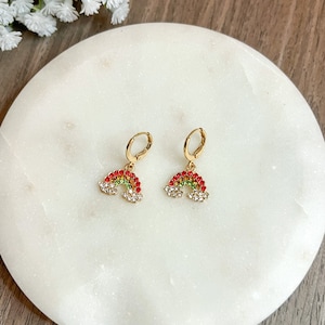 Diamant besetzte zierliche rot, grün und gelb Regenbogen und Wolke Huggie Ohrringe | Kleine Gold Creolen | Pride-Monat | LGBTQIA+
