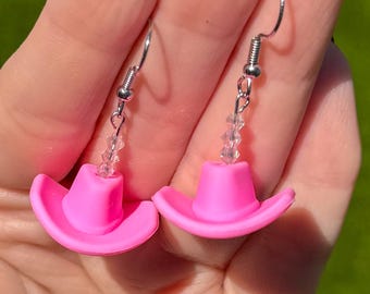 Kolczyki Barbie w kształcie różowego kowbojskiego kapelusza z przezroczystymi diamentowymi koralikami | Silikonowe wiszące i wiszące kolczyki w kolorze srebrnym | Cowgirl | Western Jewelry