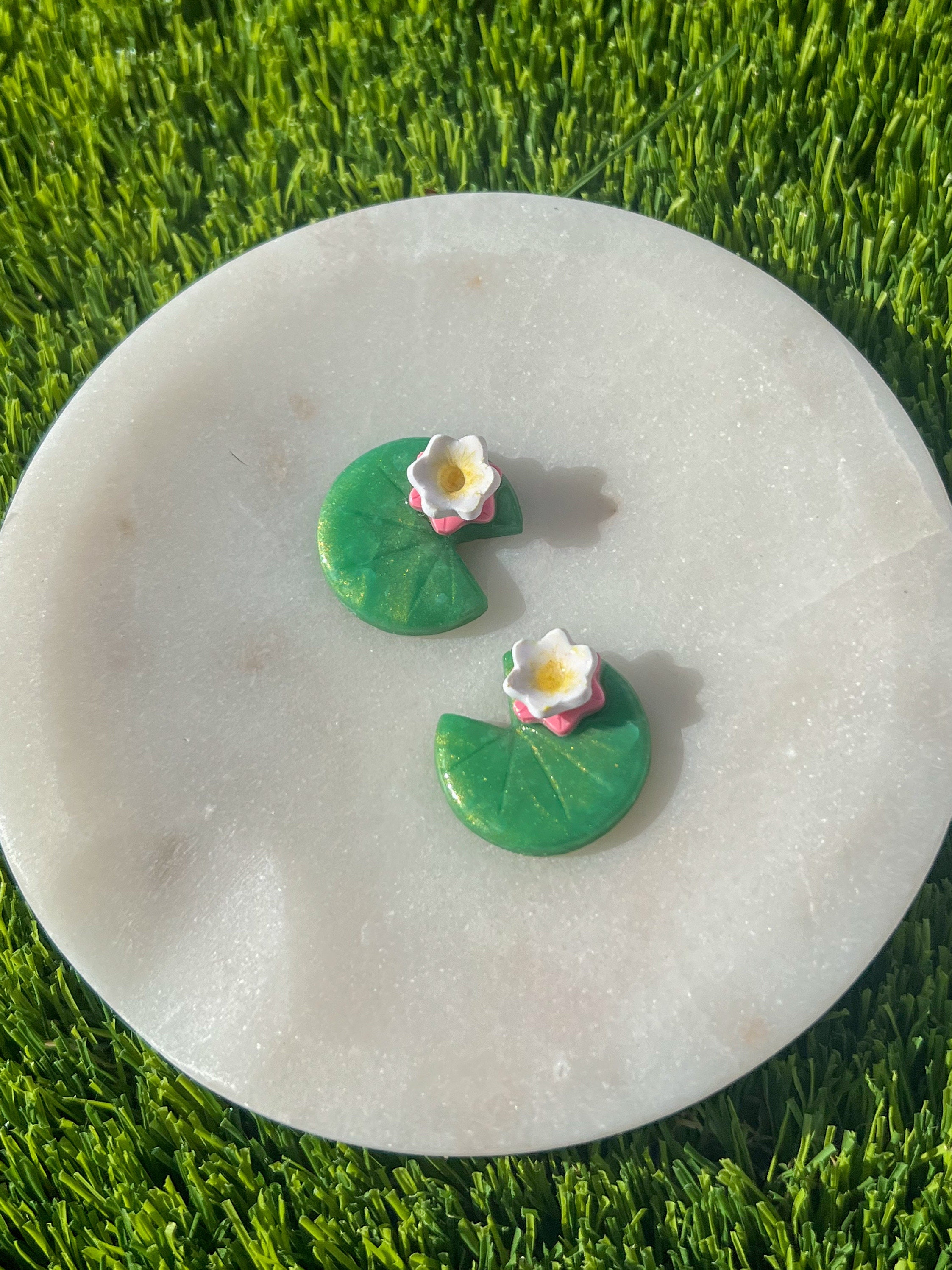 Shimmering Green Frog Lily Pad and Flower Refridgerator Magnets and ...