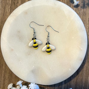 Glinsterende zwarte en gele hommels | Polymeerklei veer bungelen en drop oorbellen | Honingbij sieraden