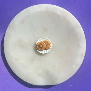 Stapel von zwei Buttermilch-Pfannkuchen mit gelber Butter und goldenem Ahornsirup auf einer weißen überbackenen Platte | Miniatur-Kühlschrank-Magnet