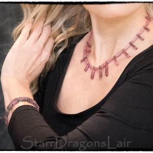 Statement-smycken: Halsband och armband med hallonrodonit, slående handgjort rosa halsband, sofistikerad present till kvinnan