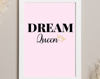 以下が含まれることがあります： ピンクの背景に黒い文字で「DREAM Queen」と書かれた白い額縁のプリント。Queenの文字の上に金の王冠が描かれている。