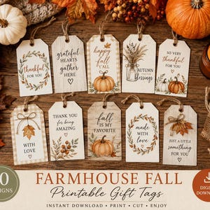 Op de afbeelding: Tien rechthoekige papieren cadeaulabels met herfstthema-illustraties, waaronder pompoenen, herfstbladeren en korenaren. Elk label bevat unieke teksten zoals thankful for you, grateful hearts gather here, happy fall y'all en made with love.