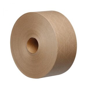 Op de afbeelding: Een grote rol bruine kraftpapier tape, ideaal voor verpakking en verzending. De tape is lichtbruin van kleur met een rasterpatroon op het oppervlak. De rol heeft een groot centraal gat.