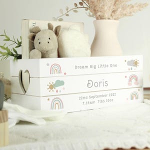 Caisse d'arrivée de bébé personnalisée, pastel, arc-en-ciel, cadeau de naissance, caisse en bois, cadeau baby shower, idées cadeaux pour bébé, nouveau né, cadeau bébé fille