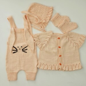 ニットベビーカーディガン、調節可能なストラップパンツ、ベレー帽、ブーティ - ベビージャンパー - ベビー服 - ベビーガールセーター - ベビーギフトセーター