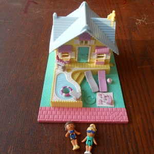 1993 Vintage Polly Pocket Summer House Complete with Figures