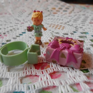 Vintage 1993 Polly Pocket~ Pretty Present Ring Set 100% Complete