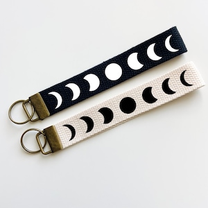 Llavero de fases lunares, llavero lunar, llavero celestial, llavero con correa de muñeca de ciclos lunares, regalo de fases lunares, llavero astrológico con cordón
