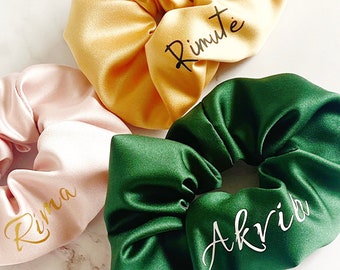 Scrunchies in raso con nome personalizzato Capelli personalizzati Scrunchie in raso morbido Regalo per Scrunchie da damigella d'onore Cravatte per capelli personalizzate Parola iniziale personalizzata