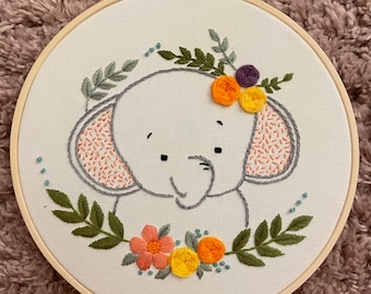 象の刺繍（フープまたは木製フレーム）、明るい色のリネン、インド、壁