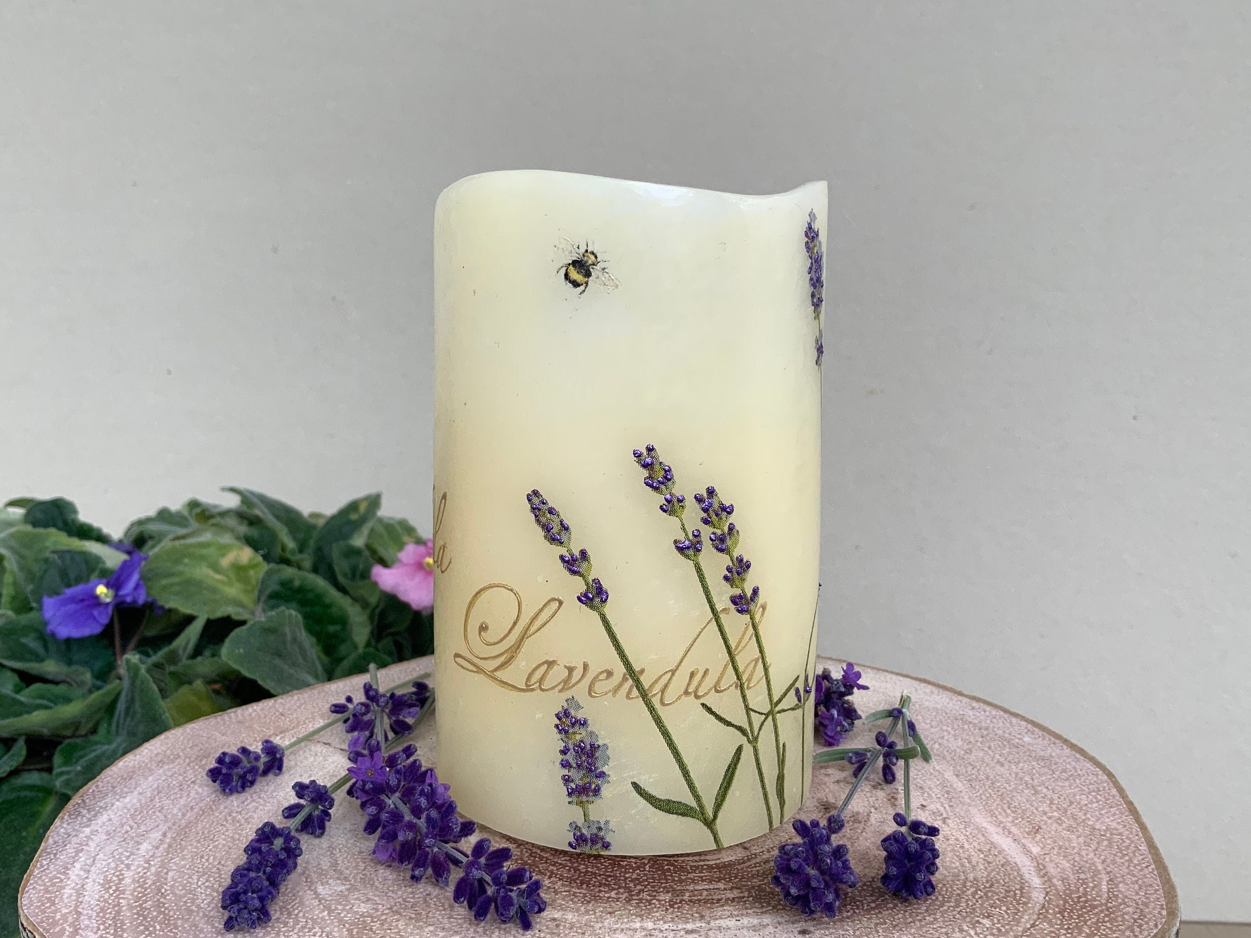 Candela LED Fiori di lavanda candela artistica floreale con dettagli 3D  dipinti a mano decorazione per la casa candele uniche decorate a mano  decoupage -  Italia