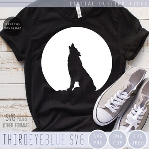 Puede incluir: Una camiseta negra con una silueta blanca de un lobo aullando a la luna. El diseño es perfecto para cualquiera que ame los lobos y la naturaleza.