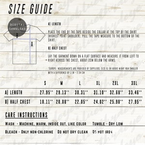 Puede incluir: Guía de tallas para una camiseta con medidas en pulgadas para la longitud y el pecho. Instrucciones para lavar, blanquear, secar y planchar la camiseta. El texto "Descarga digital" está en un círculo en la parte superior de la imagen.