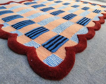 Handgetufteter Wollteppich: Ausgebogter Karostoff in minimalistischem Blau-Rot
