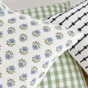 Funda de cojín azul con estampado floral, cojín decorativo azul, funda de cojín hecha a mano, decoración rústica de estilo campestre. imagen 7