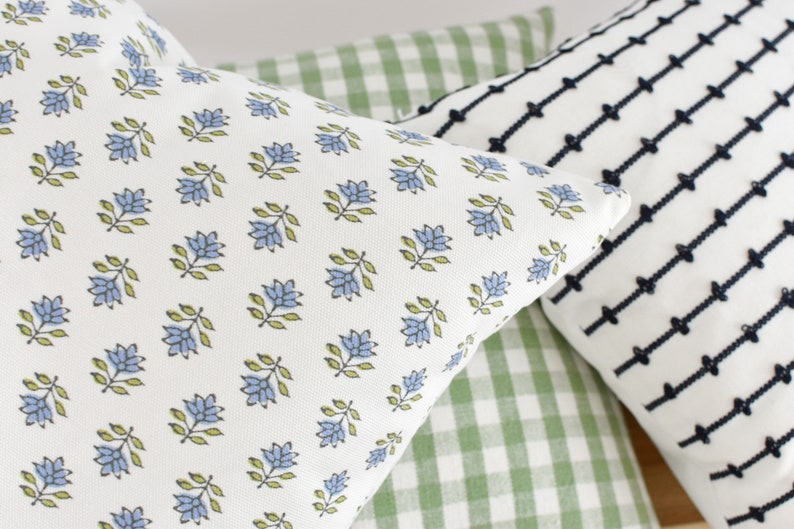 Funda de cojín azul con estampado floral, cojín decorativo azul, funda de cojín hecha a mano, decoración rústica de estilo campestre. imagen 7