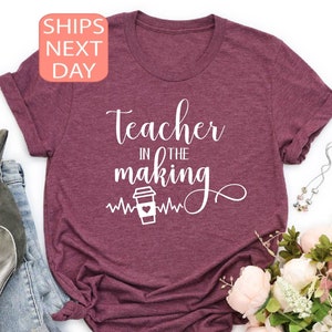 Koszulka &quot;Nauczyciel w trakcie tworzenia&quot;. Koszulka dla nauczyciela, koszulka dla nauczyciela przedmiotów ścisłych, koszulka dla nauczyciela plastyki, prezent dla nauczyciela, prezent dla nauczyciela