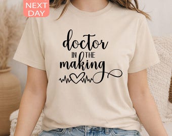 Doktor in der Herstellung Shirt, Medizinstudierender Geschenk, zukünftiger Doktor Tshirt
