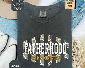 Camiseta Comfort Colors® "Paternidade é Meu Ministério", Camiseta Camuflada para Pais, Camiseta Cristã para Pais