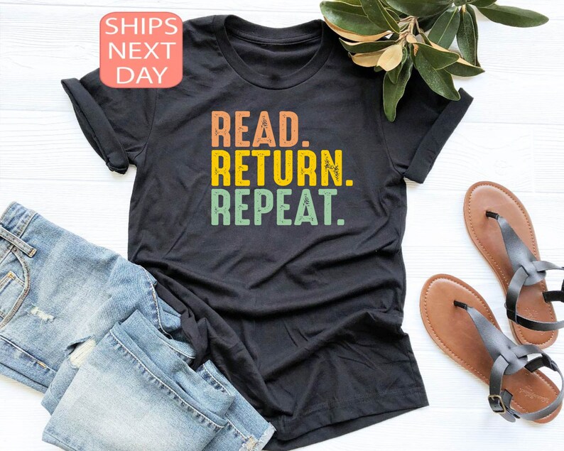 以下が含まれることがあります： オレンジ、黄色、緑で「READ. RETURN. REPEAT.」と書かれた黒いTシャツ。シャツはブルージーンズと茶色のサンダルと組み合わせています。テキストは、ヴィンテージスタイルです。