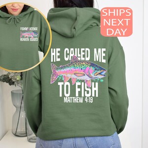 Peut inclure: Un sweat-shirt &agrave; capuche vert olive avec un motif de poisson color&eacute; au dos. Le texte &laquo; HE CALLED ME TO FISH &raquo; et &laquo; MATTHIEU 4:19 &raquo; sont imprim&eacute;s en dessous. Le devant du sweat-shirt porte un petit motif avec l'inscription &laquo; FISHING LICENSE HEAVEN ISSUED &raquo;.