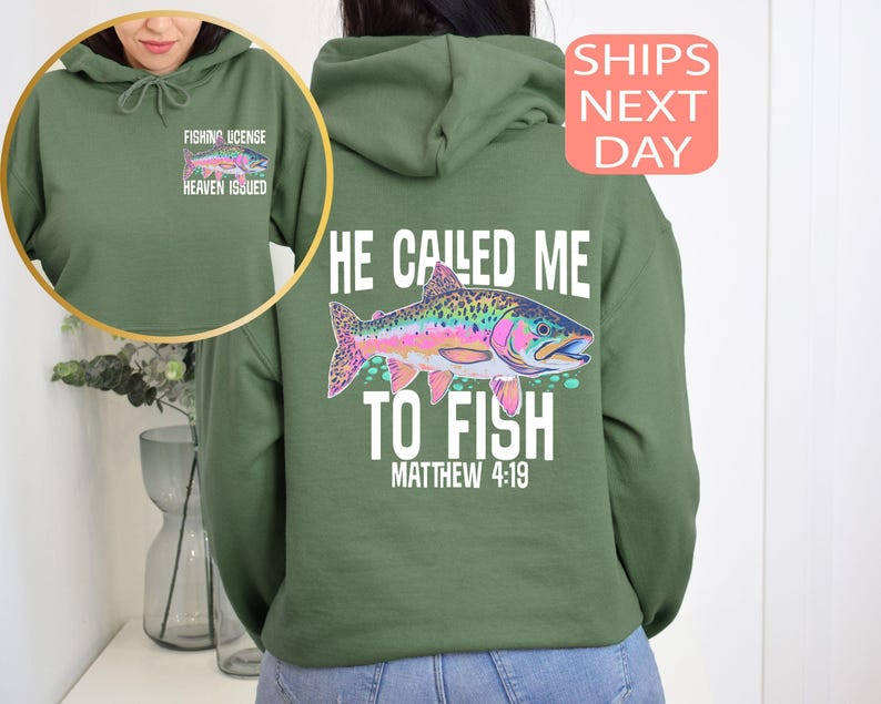 Peut inclure: Un sweat-shirt &agrave; capuche vert olive avec un motif de poisson color&eacute; au dos. Le texte &laquo; HE CALLED ME TO FISH &raquo; et &laquo; MATTHIEU 4:19 &raquo; sont imprim&eacute;s en dessous. Le devant du sweat-shirt porte un petit motif avec l'inscription &laquo; FISHING LICENSE HEAVEN ISSUED &raquo;.