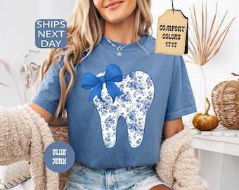 Comfort kleuren tandheelkundige shirt, blauwe bloemen toile tand shirt, mondhygiëne cadeau, tandartsassistente, tandartspraktijk cadeau, tandheelkundige ploeg shirt