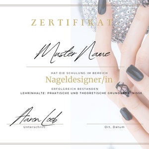 Può includere: Un certificato di completamento per un corso di nail designer. Il certificato è in tedesco e presenta un bordo dorato e un'immagine di una mano con unghie curate. Il testo sul certificato recita "ZERTIFIKAT" e "Nageldesigner/in".