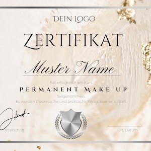 Könnte beinhalten: Ein weißes Zertifikat mit silbernem Rand und goldenen Akzenten. Der Text "DEIN LOGO" befindet sich oben auf dem Zertifikat. Der Text "ZERTIFIKAT" ist in einer großen Schriftart unter dem Logo. Der Text "Muster Name" ist in einer kursiven Schriftart unter dem Wort "ZERTIFIKAT". Der Text "hat erfolgreich am Kurs PERMANENT MAKE UP teilgenommen. Es wurden theoretische und praktische Kenntnisse vermittelt." befindet sich unter dem Namen. Der Text "Unterschrift" befindet sich unter dem Text über den Kurs. Der Text "Ort, Datum" befindet sich in der rechten unteren Ecke des Zertifikats.
