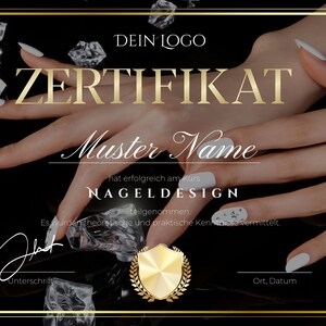 Op de afbeelding: Een gouden certificaat met een zwarte achtergrond en een witte rand. Het certificaat luidt "DEIN LOGO ZERTIFIKAT Muster Name hat erfolgreich am Kurs NAGELDESIGN teilgenommen. Es wurden theoretische und praktische Kenntnisse vermittelt. Unterschrift Ort, Datum".