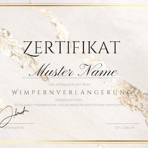 Könnte beinhalten: Ein weißes Zertifikat mit goldener Umrandung und goldenen Akzenten. Der Text lautet "ZERTIFIKAT" und "Muster Name" in Schwarz. Der Text "WIMPERNVERLÄNGERUNG" ist ebenfalls in Schwarz. Der Text "hat erfolgreich am Kurs teilgenommen. Es wurden theoretische und praktische Kenntnisse vermittelt." ist in Schwarz. Der Text "Unterschrift" und "Ort, Datum" sind in Schwarz.