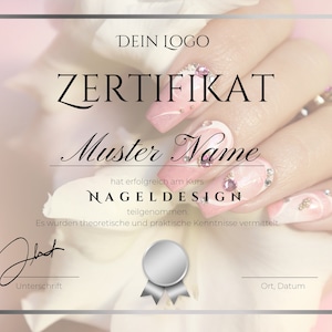 Pode incluir: Um certificado com uma borda prateada e um fundo rosa. O texto "DEIN LOGO" está no topo do certificado. O texto "ZERTIFIKAT" está abaixo do logotipo. O texto "Muster Name" está abaixo do título do certificado. O texto "hat erfolgreich am Kurs NAGELDESIGN teilgenommen. Es wurden theoretische und praktische Kenntnisse vermittelt." está abaixo do nome. O texto "Unterschrift" está abaixo do texto. O texto "Ort, Datum" está no canto inferior direito do certificado. O certificado tem um selo prateado com uma fita.