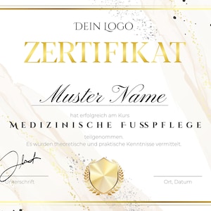 Könnte beinhalten: Ein goldenes Zertifikat mit weißem Hintergrund und marmormuster. Der Text "DEIN LOGO" befindet sich oben auf dem Zertifikat. Der Text "ZERTIFIKAT" steht in großen goldenen Buchstaben unter dem Logo. Der Text "Muster Name" steht in schwarzer Kursivschrift unter dem Zertifikatstitel. Der Text "MEDIZINISCHE FUSSPFLEGE" steht in schwarzen Buchstaben unter dem Namen. Der Text "hat erfolgreich am Kurs teilgenommen. Es wurden theoretische und praktische Kenntnisse vermittelt." steht in schwarzen Buchstaben unter dem Kurstitel. Der Text "Unterschrift" steht in schwarzen Buchstaben unter einer Unterschrift. Der Text "Ort, Datum" steht in schwarzen Buchstaben unter der Unterschrift.
