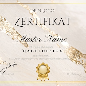 Op de afbeelding: Een goud en wit certificaat met een gouden zegel en de tekst "DEIN LOGO ZERTIFIKAT Muster Name hat erfolgreich am Kurs NAGELDESIGN teilgenommen. Es wurden theoretische und praktische Kenntnisse vermittelt" en een handtekening.