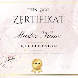 Pode incluir: Um certificado rosa e dourado com o texto "DEIN LOGO" e "ZERTIFIKAT" no topo. O texto "Muster Name" está em uma fonte cursiva. O texto "hat erfolgreich am Kurs NAGELDESIGN teilgenommen." está abaixo do nome. O texto "Es wurden theoretische und praktische Kenntnisse vermittelt." está abaixo do nome do curso. O texto "Unterschrift" está abaixo do texto sobre o curso. Um selo de estrela dourada com cinco estrelas está abaixo do texto "Unterschrift". O texto "Ort, Datum" está no canto inferior direito do certificado.