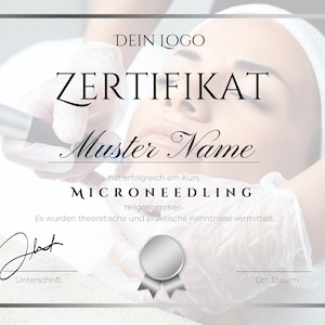 Puede incluir: Un certificado de finalización de un curso de Microneedling. El certificado es blanco con texto negro y un sello plateado. El texto dice "DEIN LOGO", "ZERTIFIKAT", "Muster Name", "hat erfolgreich am Kurs MICRONEEDLING teilgenommen. Es wurden theoretische und praktische Kenntnisse vermittelt.", "Unterschrift" y "Ort, Datum".