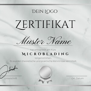 Puede incluir: Un certificado con fondo de mármol y marco plateado. El texto "DEIN LOGO" está en la parte superior, seguido de "ZERTIFIKAT" y "Muster Name". El certificado es para un curso de Microblading, con firma y fecha en la parte inferior.