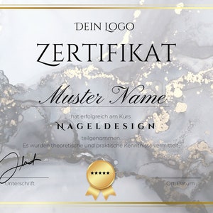 Könnte beinhalten: Ein graues und goldenes Zertifikat mit dem Text "DEIN LOGO" und "ZERTIFIKAT" oben. Der Text "Muster Name" ist in einer kursiven Schrift. Der Text "hat erfolgreich am Kurs NAGELDESIGN teilgenommen." steht unter dem Namen. Der Text "Es wurden theoretische und praktische Kenntnisse vermittelt." steht unter dem Kursnamen. Der Text "Unterschrift" steht unter einer Unterschrift. Der Text "*****" steht unter der Unterschrift. Der Text "Ort, Datum" befindet sich in der rechten unteren Ecke.