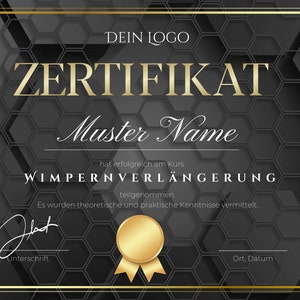May include: A black and gold certificate with a hexagonal pattern background. The text reads "DEIN LOGO", "ZERTIFIKAT", "Muster Name", "hat erfolgreich am Kurs WIMPERNVERLÄNGERUNG teilgenommen. Es wurden theoretische und praktische Kenntnisse vermittelt.", "Unterschrift", and "Ort, Datum".