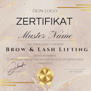 Può includere: Un certificato rosa e oro con il testo "DEIN LOGO" e "ZERTIFIKAT" in alto. Il testo "Muster Name" è in un font corsivo. Il testo "HAT ERFOLGREICH AM KURS BROW & LASH LIFTING TEILGENOMMEN. ES WURDEN THEORETISCHE UND PRAKTISCHE KENNTNISSE VERMITTELT." è sotto il nome. Il certificato ha un sigillo dorato con un nastro.