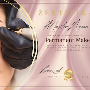 Könnte beinhalten: Ein rosa und goldenes Zertifikat mit dem Text "ZERTIFIKAT" und "Permanent Make up" in goldener Schrift. Das Zertifikat besagt, dass "Master Mane" eine Ausbildung im Bereich Permanent Make-up absolviert hat.