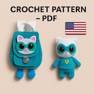 Puede incluir: Patrón de crochet PDF para una mochila azul turquesa y un juguete amigurumi de gato superhéroe azul turquesa. La mochila tiene una correa blanca y una cara de gato blanca con ojos grandes verdes. El juguete de gato tiene una cara blanca con ojos grandes verdes y una estrella amarilla en el pecho.