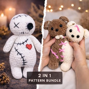 Könnte beinhalten: Ein geteiltes Bild mit zwei gehäkelten Puppen. Eine ist eine weiße Voodoo-Puppe mit schwarzen Nahtdetails und einem roten Herz. Die andere Seite zeigt zwei Teddybären, einen braunen und einen weißen, mit rosa Nähten. Der Text "2 IN 1 PATTERN BUNDLE" steht unten.