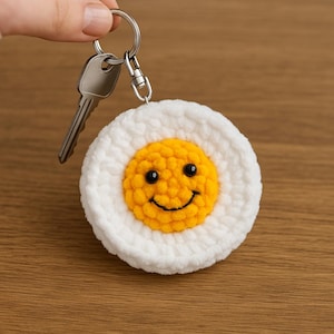 Patrón de huevo frito sin costuras – PDF de llavero kawaii de peluche – Tutorial de mini amigurumi de comida (EN/DE)