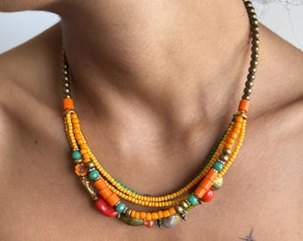 Collana a più fili di perline arancioni e verdi, gioiello boho colorato e di tendenza