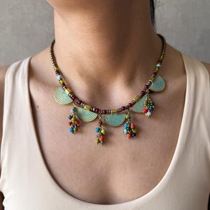 Boho türkische Tribal Halskette - Ethnische bunte Perlen Statement Bib Halskette für Frauen